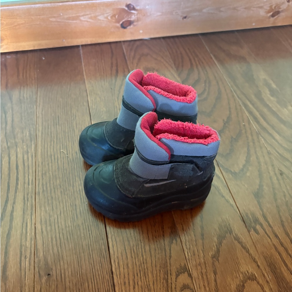 The North Face size 6 Kids Black Red Winter Boots easy slip on strap cozy warm